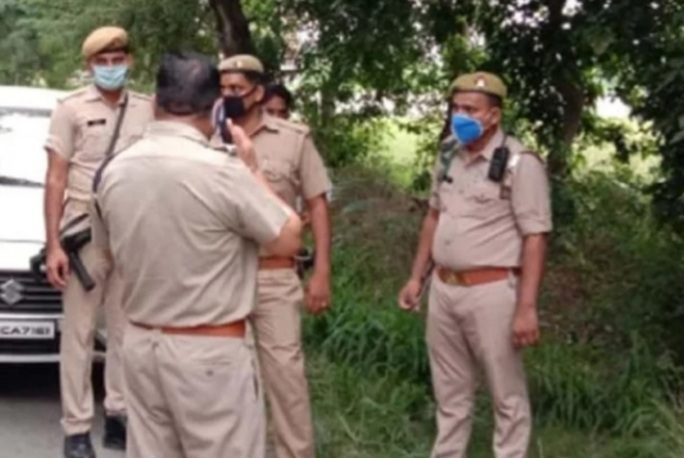 पीएम की सुरक्षा में तैनात कांस्टेबल की मां पर हमला करने वालों को पकड़कर थाने से छोड़ा