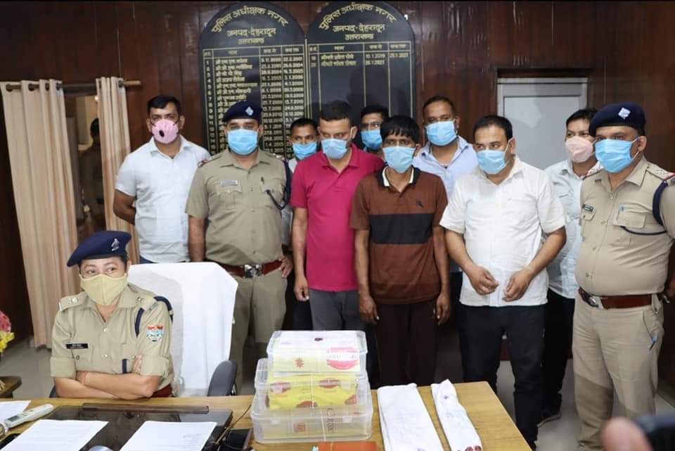 दुकान का शटर तोड़कर चुरा लिए थे करीब चार लाख रुपये के सिगरेट, तीन चोर मुरादाबाद से पकड़े