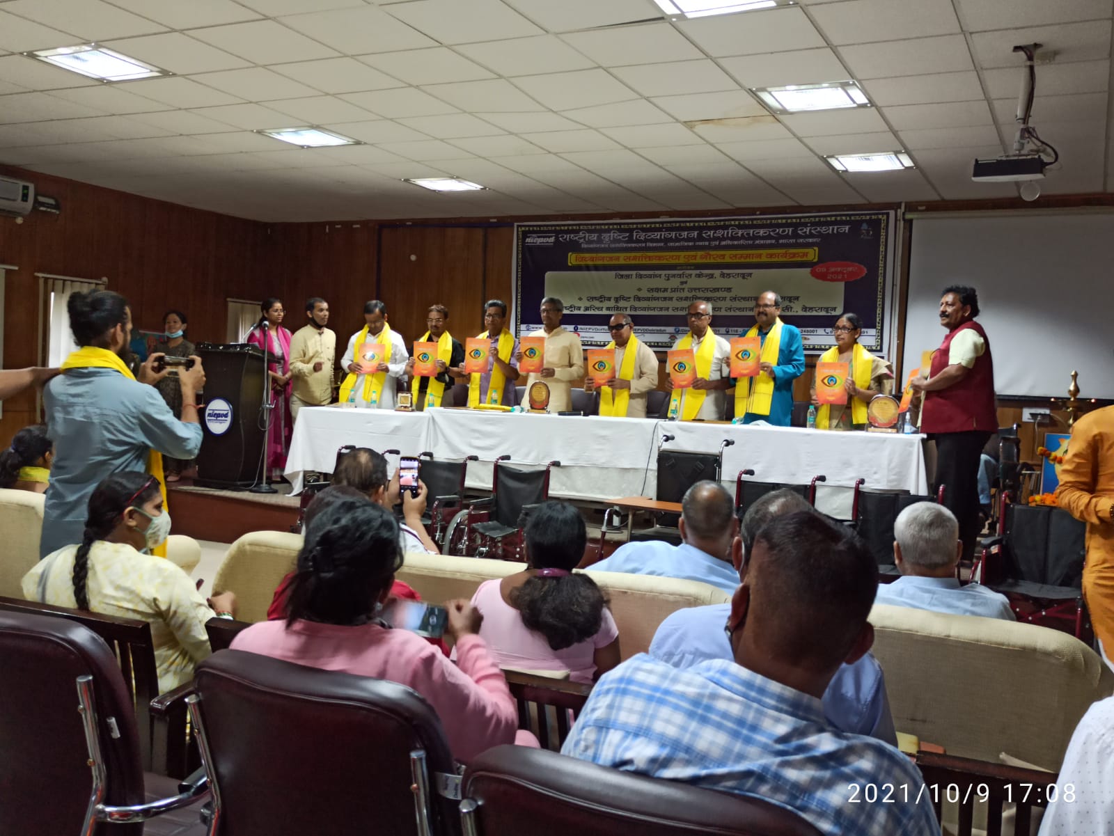 जिला दिव्यांग पुनर्वास केंद्र और सक्षम ने किया दिव्यांगों और समाजसेवियों को किया सम्मानित