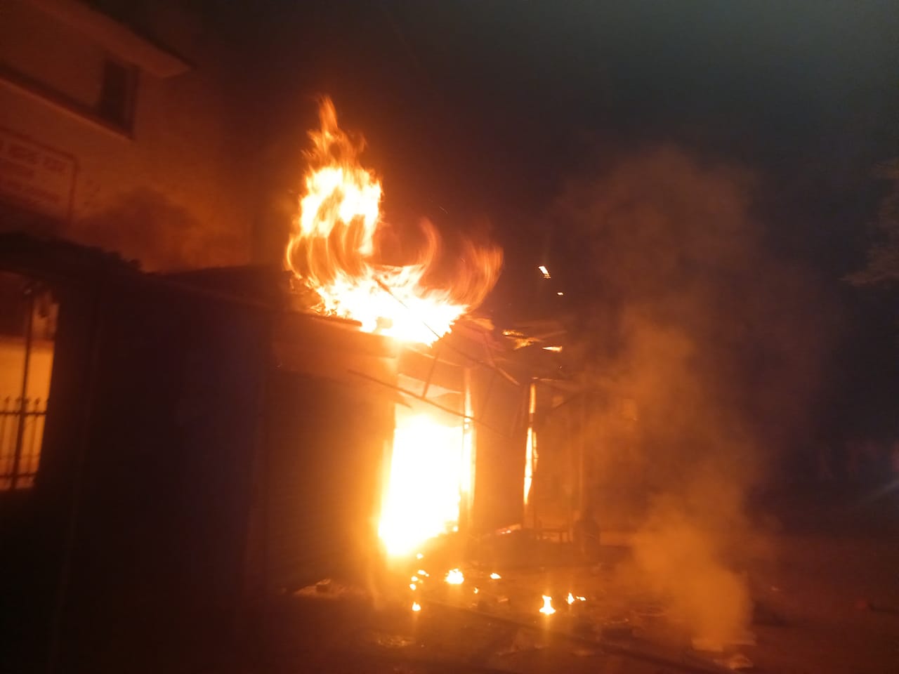 बागपत में डाकखाने के पास लगी भीषण आग, ऐन मौके पर खत्म हो गया फायर ब्रिगेड का पानी