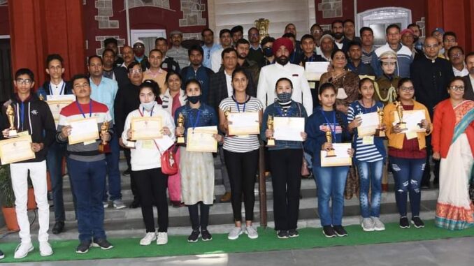 राज्य स्थापना दिवस पर राज्यपाल ने उत्तराखंड बोर्ड के मेधावी छात्र-छात्राओं को किया सम्मानित