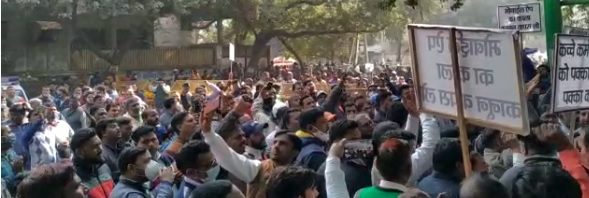 दिल्ली नगर निगम कर्मचारियों ने मांगों को लेकर किया प्रदर्शन, जमकर की नारेबाजी