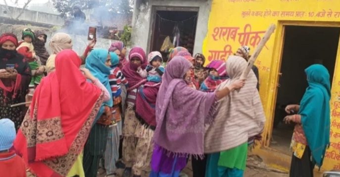 शराब पीकर पीटते हैं पति, ठेका बंद कराने लाठी-डंडे लेकर पहुंच गईं गांव की महिलाएं