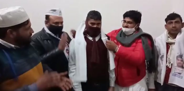 बसपा को एक और झटका, दर्जनों बसपा कार्यकर्ताओं ने आम आदमी पार्टी की ली सदस्यता