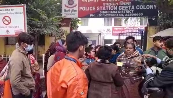 चार साल की बच्ची के साथ दुष्कर्म, लोगों ने किया हंगामा, आरोपी पुलिस की हिरासत में