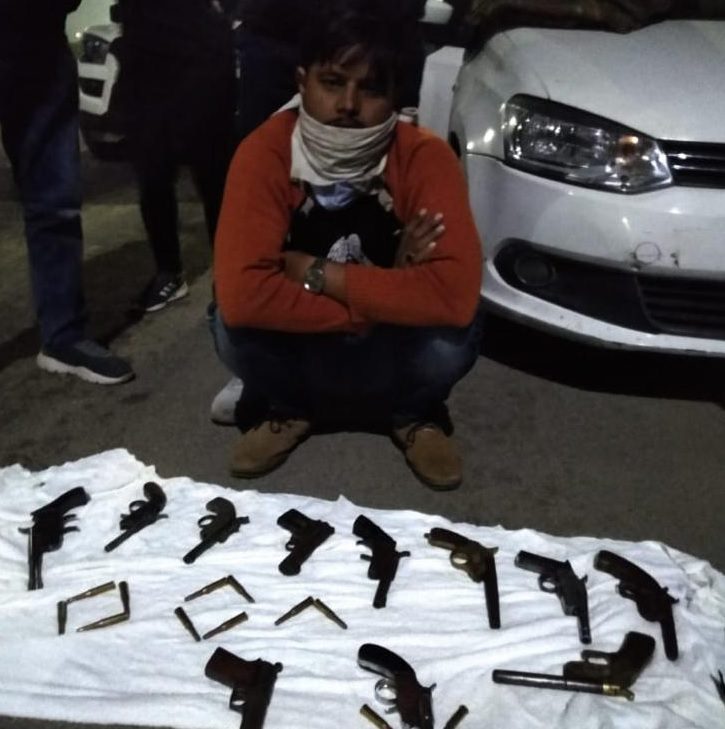 एनकाउंटर में अंतरराज्यीय तस्कर साथी समेत गिरफ्तार