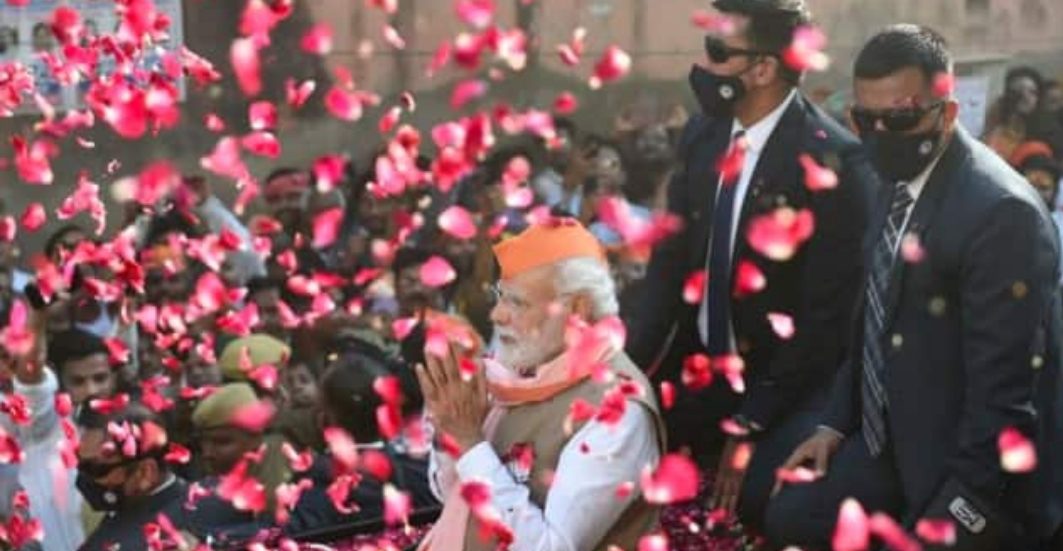 यूपी के बाद मिशन गुजरात पर निकले पीएम मोदी, किया बड़ा रोड शो
