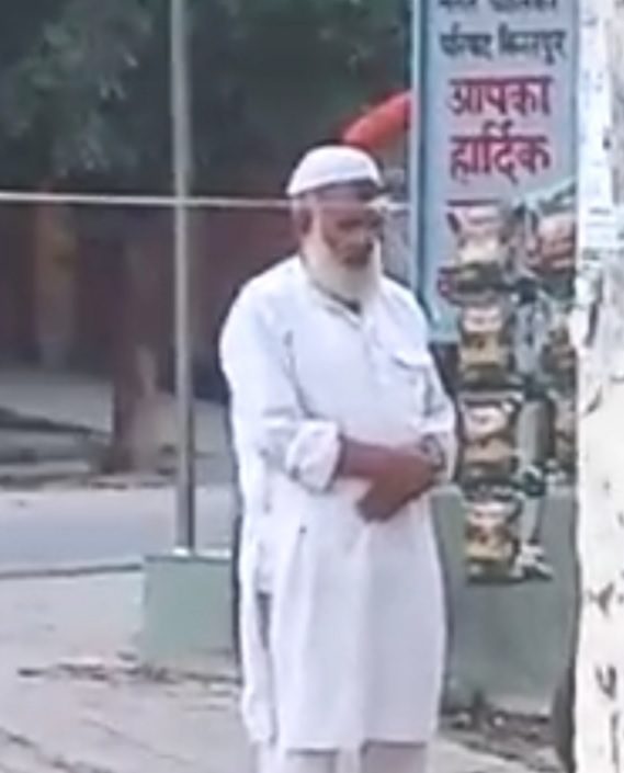 बिजनौर में मंदिर के सामने नमाज पढ़ने से तनाव, पुलिस कर रही है जांच