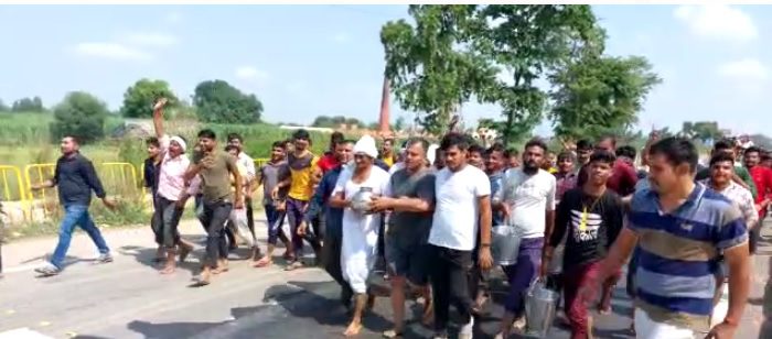 बागपत के इस गांव में सांप की दहशत, ग्रामीण नागराज को प्रसन्न करने के लिए कर रहे हवन पूजन