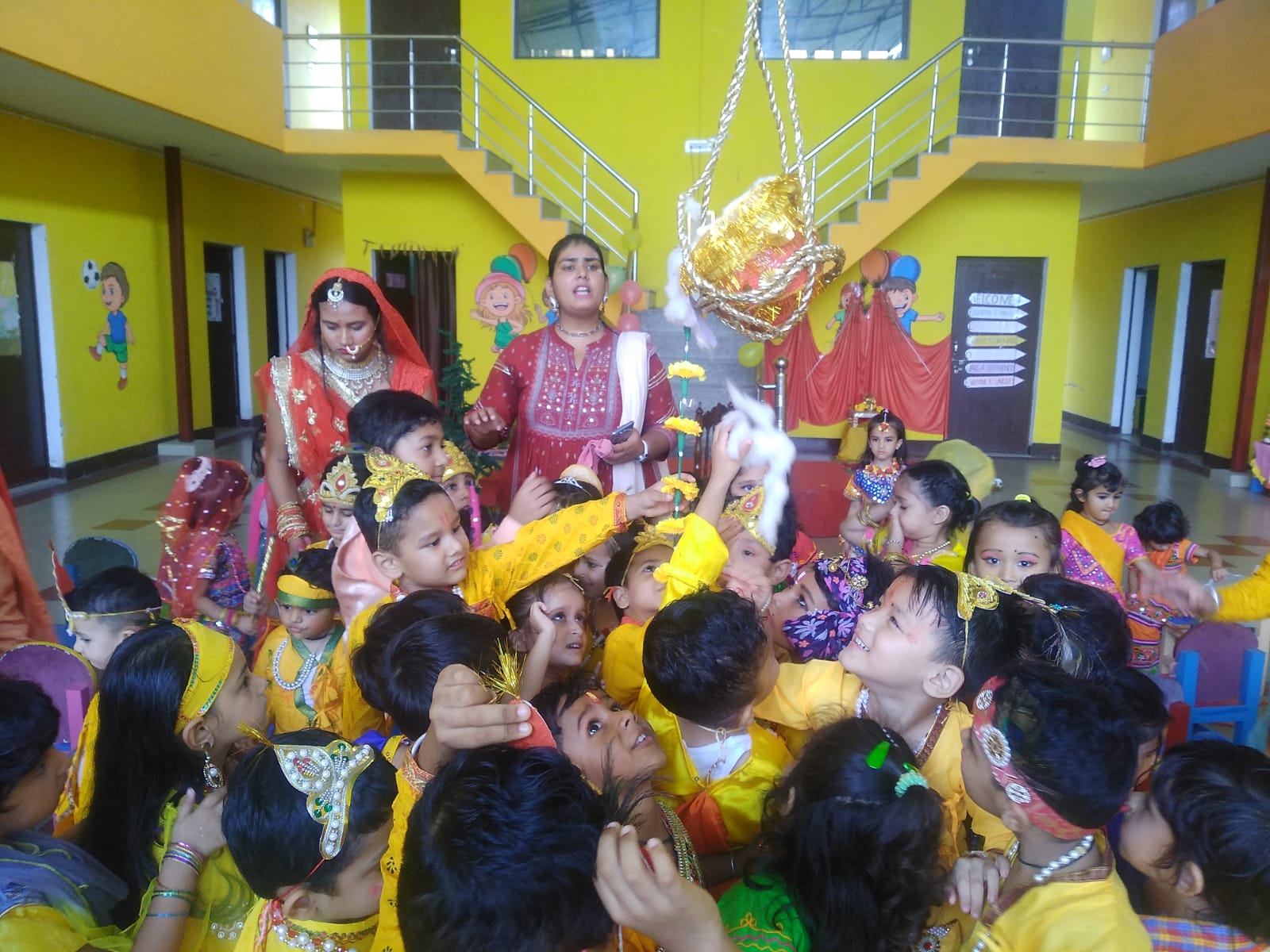 श्रीकृष्ण की छठी पर छोटे कान्हां ने फोड़ी माखन भरी मटकी