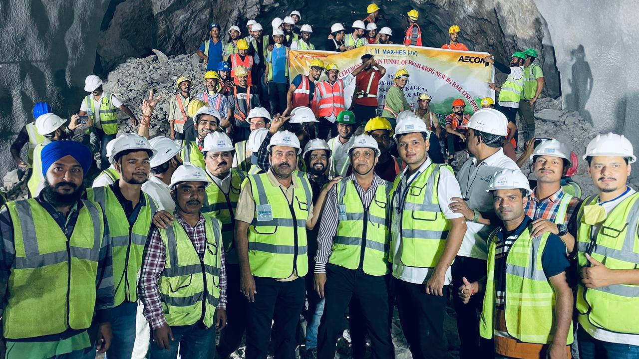 ऋषिकेश-कर्णप्रयाग रेल परियोजना की मुख्य टनल का पहला ब्रेक थ्रो नरकोटा में हुआ