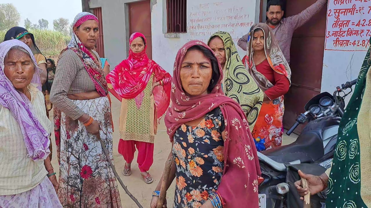 बिजनौर में शराबी पतियों से तंग आकर महिलाओं ने शराब के ठेके पर बोला हमला, जमकर हुआ हंगामा