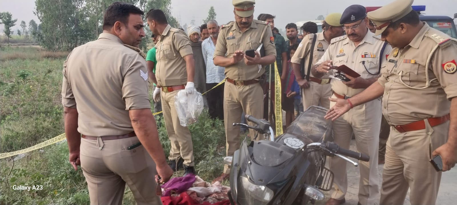 Bijnore news : गांव सरवरपुर के निकट कपड़े में लिपटा मिला युवक का शव